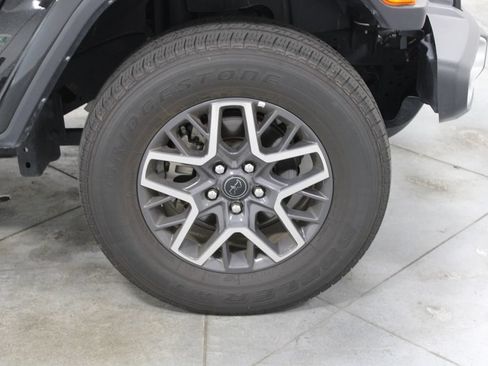 Used 2025 Jeep Wrangler Unlimited Sahara AWD/4WD image 12
