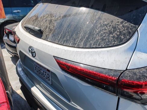 Used 2022 Toyota Highlander XLE FWD image 13