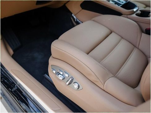 Certified 2025 Porsche Macan image 14