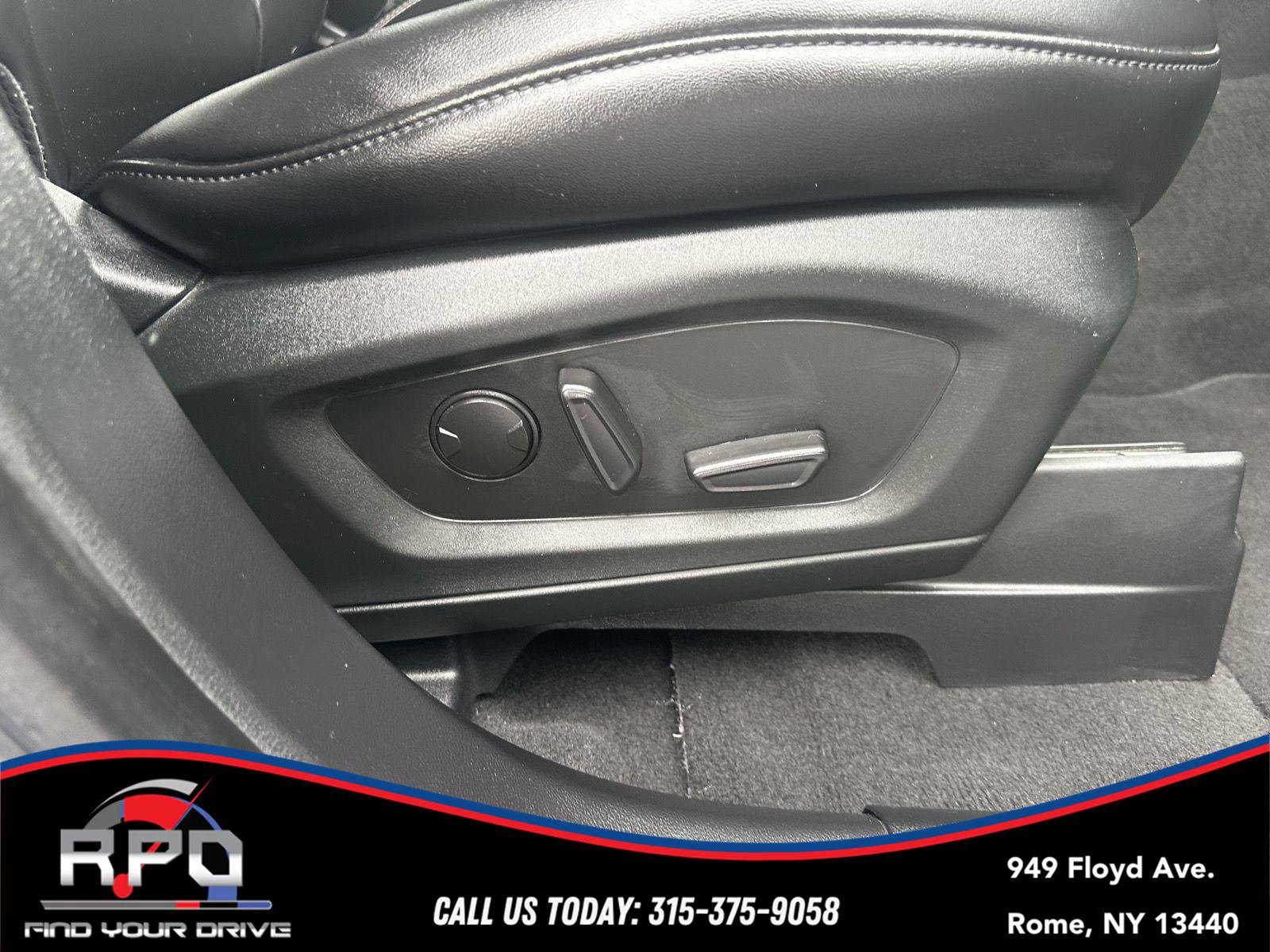 Used 2022 Ford Explorer XLT w/ Equipment Group 202A AWD/4WD image 32