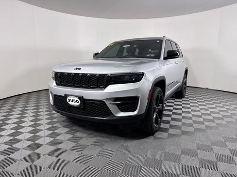 Used 2024 Jeep Grand Cherokee Altitude AWD/4WD image 19