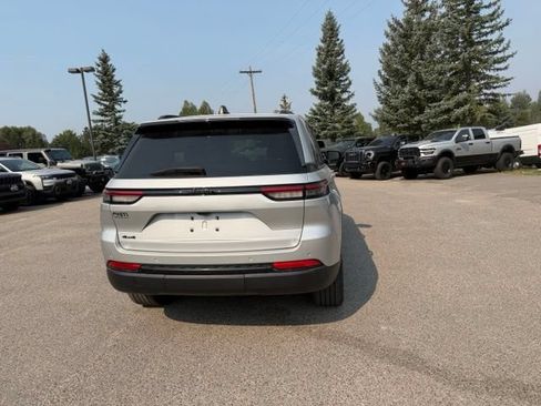 Used 2023 Jeep Grand Cherokee Altitude AWD/4WD image 12