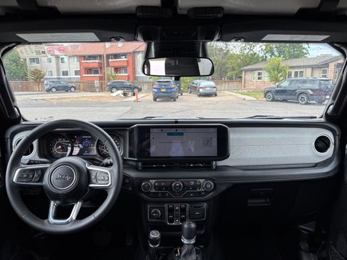 Used 2025 Jeep Wrangler Unlimited Sahara AWD/4WD image 33