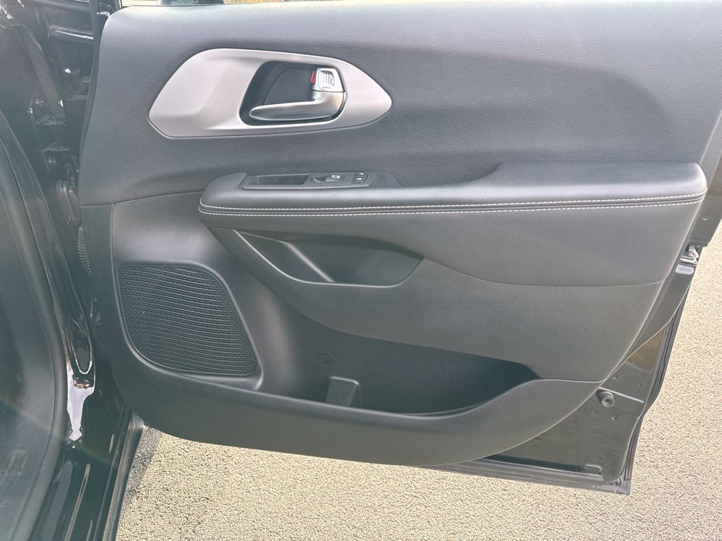 Used 2025 Chrysler Pacifica Limited FWD image 9