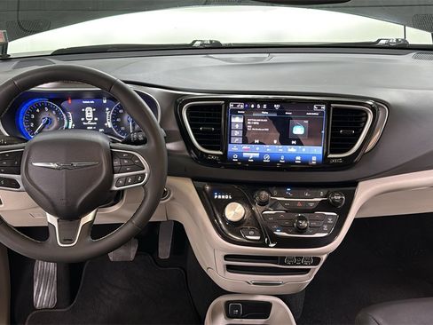 Used 2024 Chrysler Pacifica Touring-L image 9