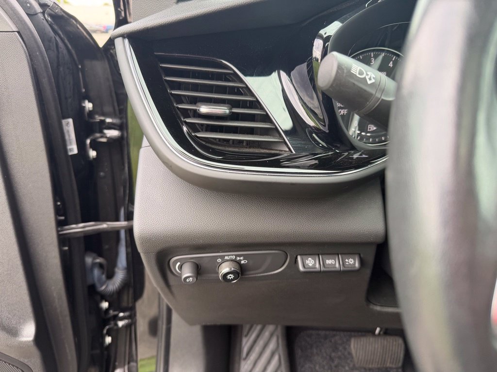 Used 2023 Buick Envision Avenir AWD/4WD image 20