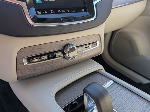 Used 2023 Volvo XC90 B5 Plus image 21
