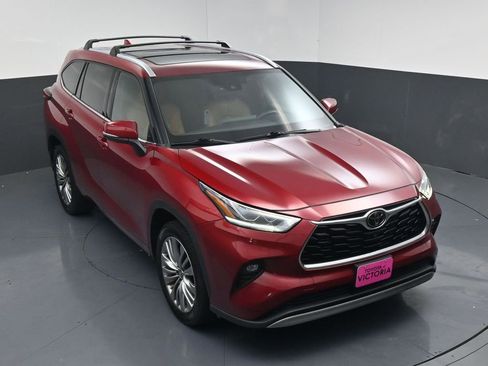 Used 2021 Toyota Highlander Platinum image 18