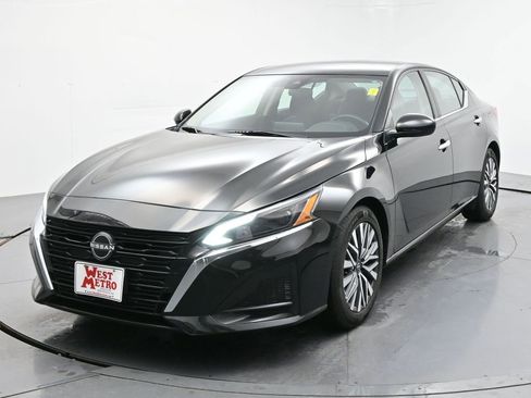 Used 2023 Nissan Altima 2.5 SV FWD image 2