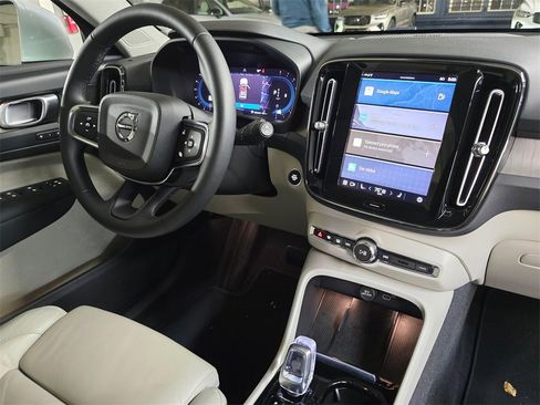 Certified 2023 Volvo XC40 B5 Ultimate w/ Protection Package Premier image 17