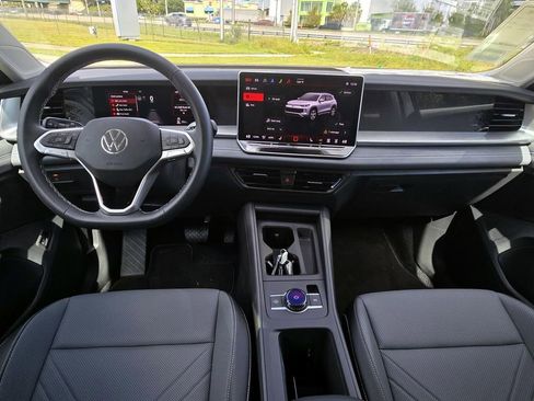 New 2025 Volkswagen Tiguan SE image 10