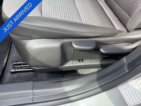 Used 2025 Chevrolet Trax LT w/ LT Convenience Package FWD image 12
