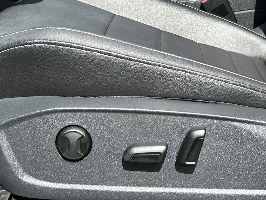 Used 2023 Volkswagen Jetta SE w/ Panoramic Sunroof Package FWD image 11