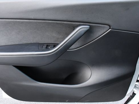 Used 2021 Tesla Model Y Long Range image 18