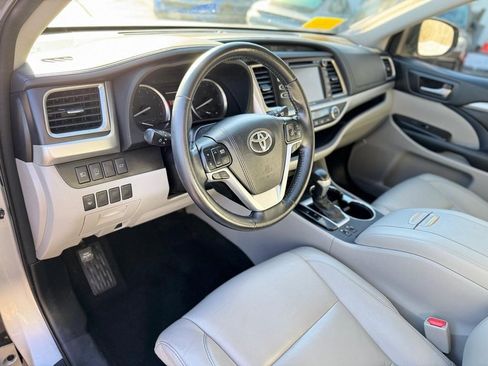 Used 2018 Toyota Highlander XLE image 12