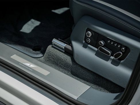 New 2025 Bentley Bentayga image 33