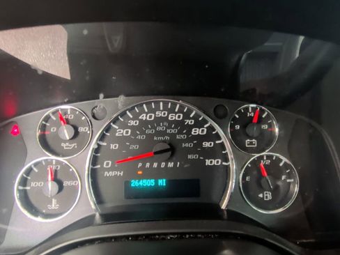 Used 2018 Chevrolet Express 2500 w/ Driver Convenience Package RWD image 16