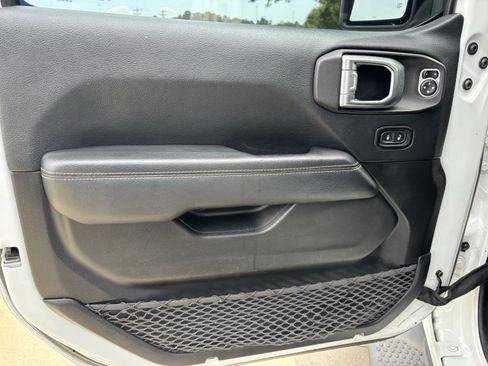 Used 2019 Jeep Wrangler Unlimited Sahara AWD/4WD image 14