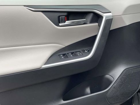 Used 2020 Toyota RAV4 XLE w/ Convenience Package image 18
