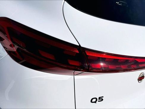 Used 2025 Audi Q5 Premium w/ Convenience Package image 23