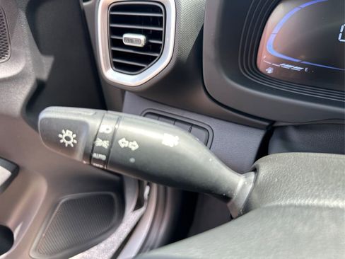 Used 2025 Hyundai Venue SEL image 16