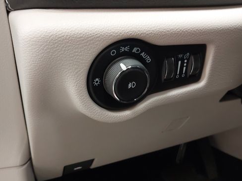 Used 2024 Chrysler Pacifica Touring-L w/ Uconnect Theater Family Group FWD image 31