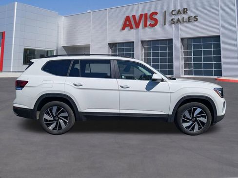 Used 2025 Volkswagen Atlas SE FWD image 2