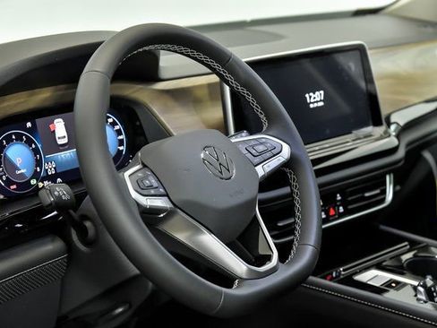 Certified 2025 Volkswagen Atlas SE w/ Black Wheel Package image 10