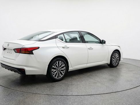 Used 2025 Nissan Altima 2.5 SV FWD image 9