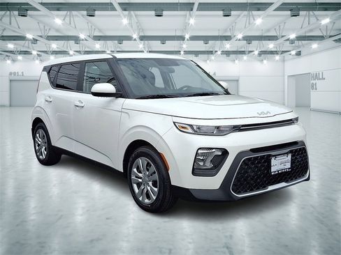 Certified 2022 Kia Soul LX image 1