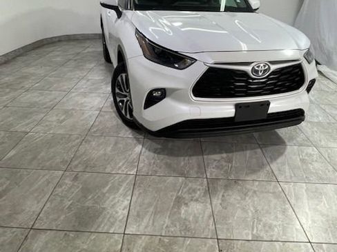 Used 2022 Toyota Highlander XLE image 6