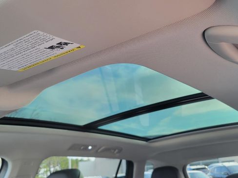 Used 2022 Volkswagen Tiguan SE image 33