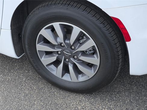 Certified 2024 Chrysler Pacifica Limited FWD image 19