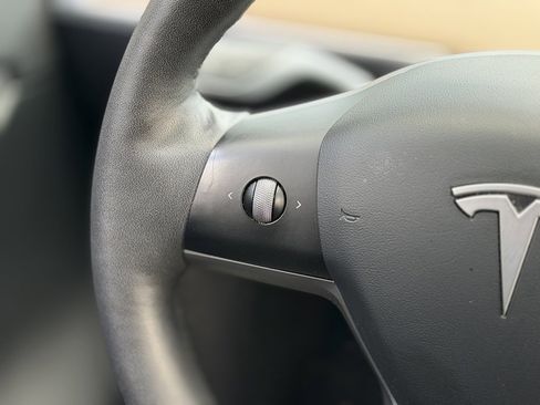 Used 2021 Tesla Model Y Long Range image 42