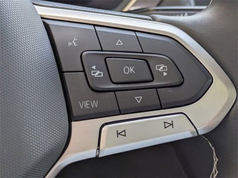 Used 2023 Volkswagen Tiguan SE w/ Panoramic Sunroof Package image 18