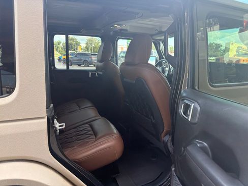 Used 2022 Jeep Wrangler Unlimited Rubicon w/ Cold Weather Group AWD/4WD image 5