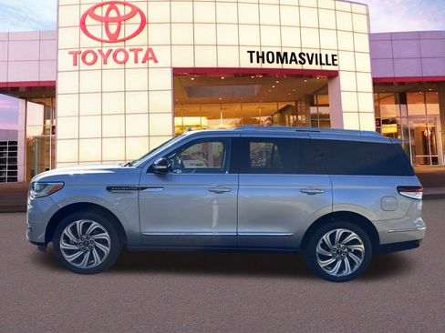 Used 2023 Lincoln Navigator Reserve image 8