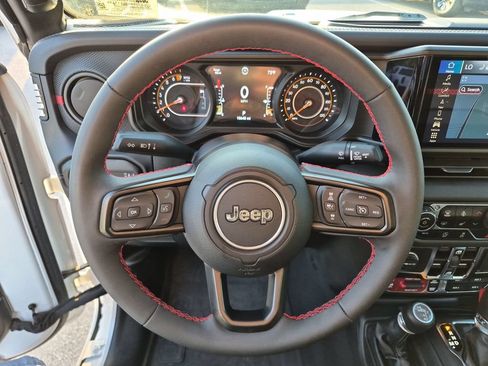 Used 2024 Jeep Gladiator Rubicon w/ Technology Group AWD/4WD image 25