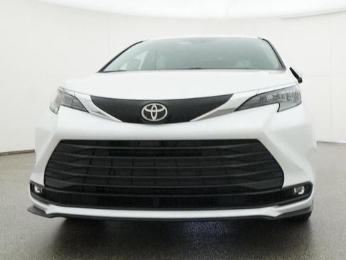 New 2026 Toyota Sienna XLE image 31