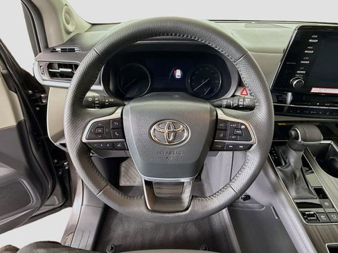 Used 2024 Toyota Sienna Limited FWD image 11