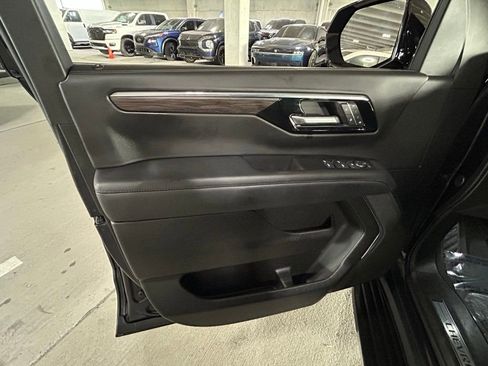 Used 2025 Chevrolet Suburban LT image 56