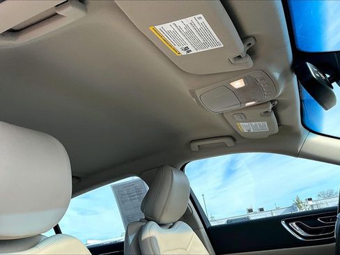 Used 2019 Lincoln Continental Select image 27