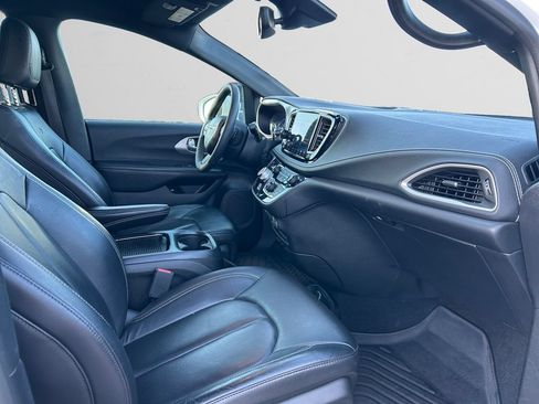 Used 2022 Chrysler Pacifica Touring-L w/ Uconnect Theater Family Group FWD image 17