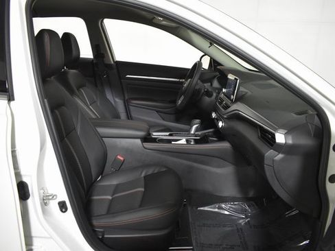 Certified 2025 Nissan Altima 2.5 SR image 34