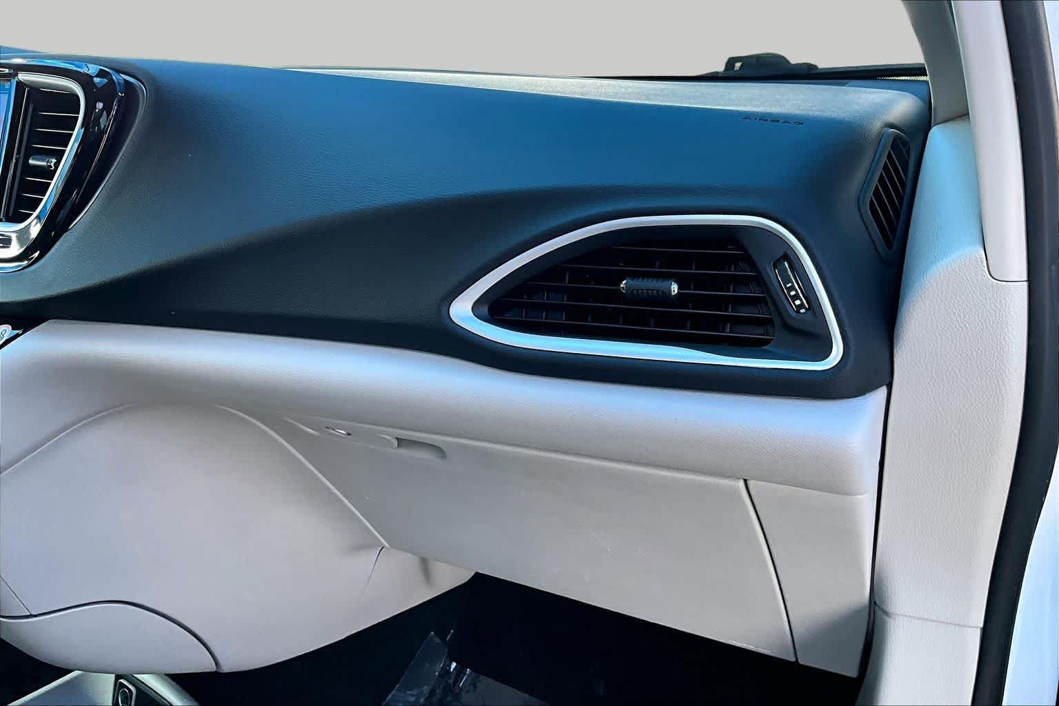 Used 2024 Chrysler Pacifica Touring-L FWD image 18