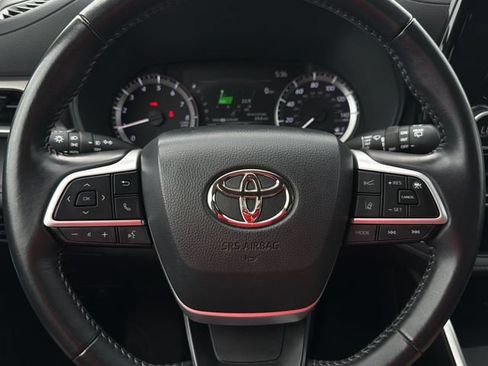 Used 2025 Toyota Highlander LE AWD/4WD image 25