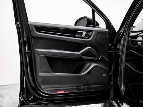 Used 2022 Porsche Cayenne w/ Premium Package image 56