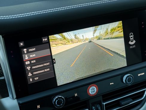 Certified 2022 Porsche Macan AWD/4WD image 31