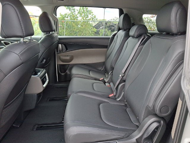 Used 2026 Kia Carnival FWD image 10