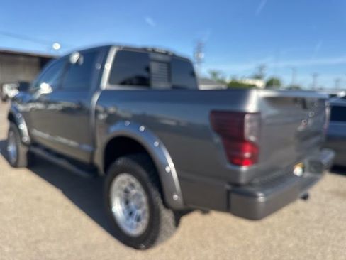 Used 2018 Nissan Titan SV w/ SV Convenience Package image 6